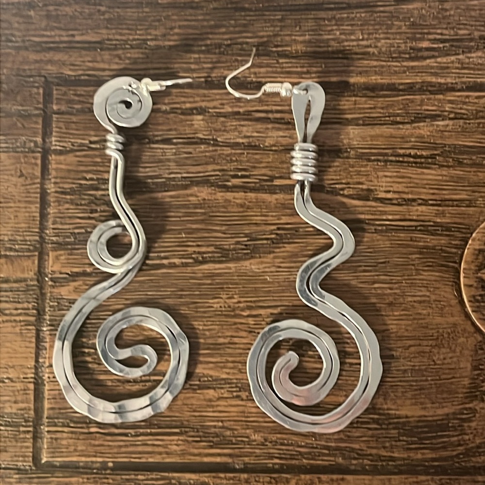 Vintage Artisan swirly silver earrings